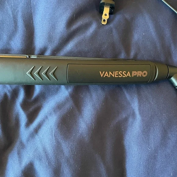 Vanessa Pro 1 inch hair straightener
Used once - Picture 2 of 4